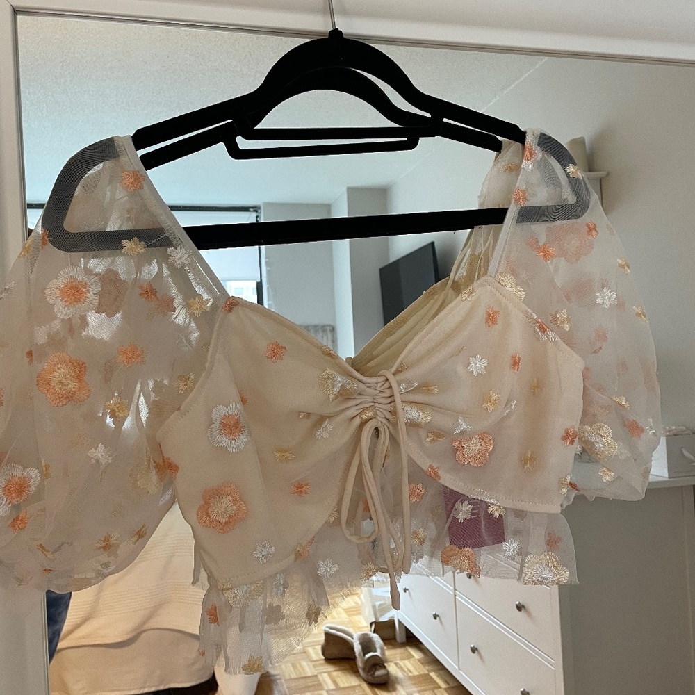 NWT Floral Puff Sleeve Crop top